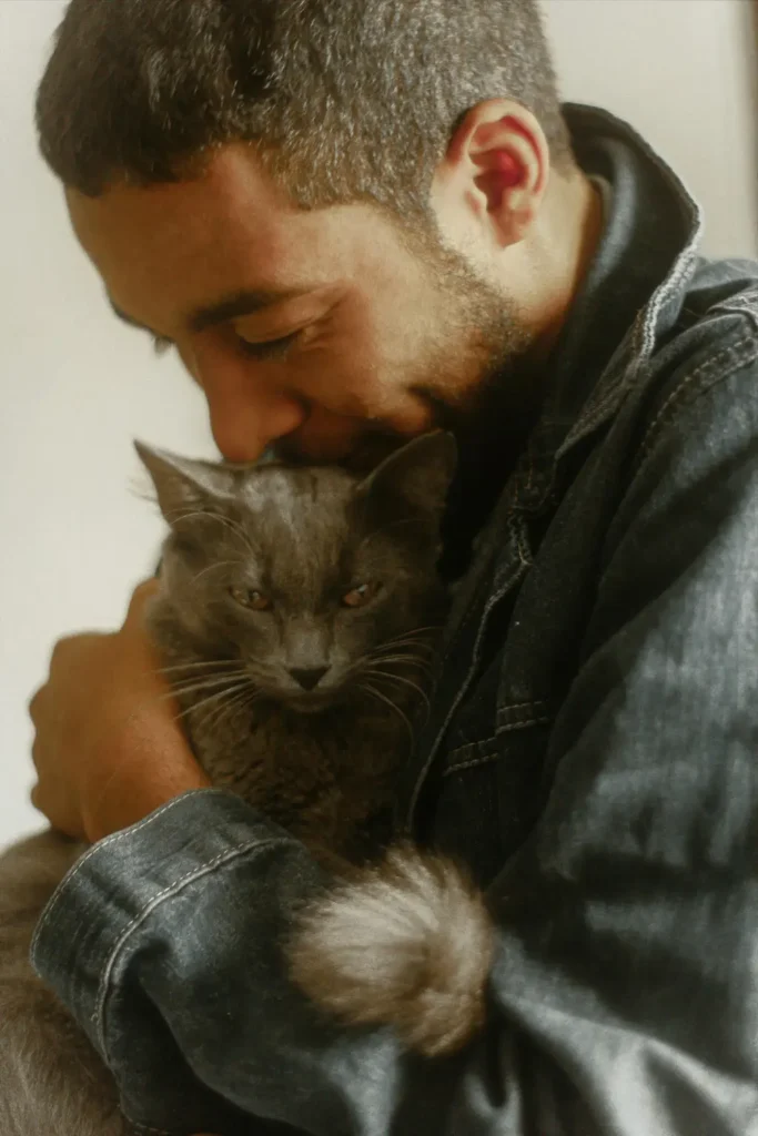 Adoptar un Gato en Madrid Abrazo hombre